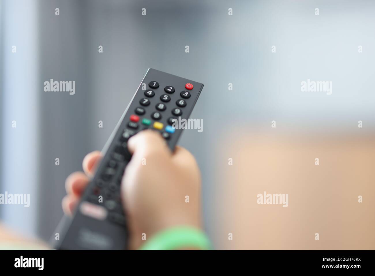 Regarder la télévision et utiliser la télécommande pour le gros plan Banque D'Images