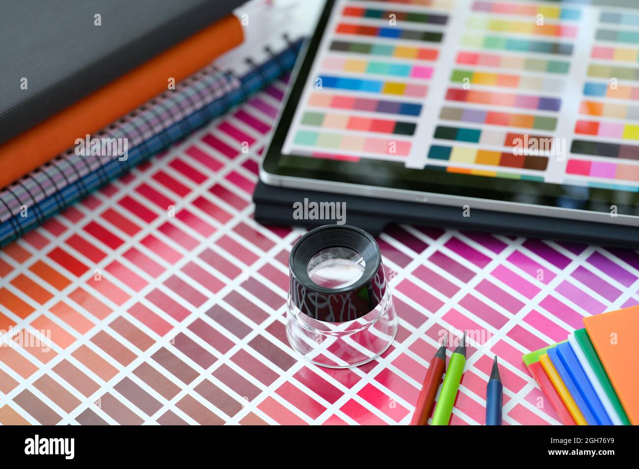 Petite loupe au-dessus de la palette de couleurs et des échantillons avec différentes nuances de couleurs Banque D'Images