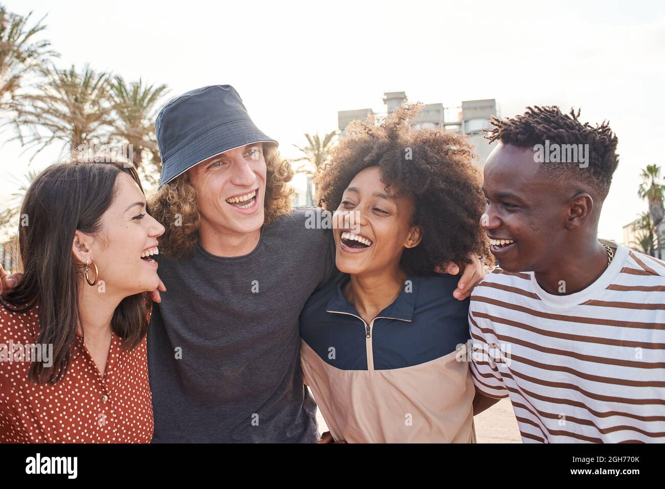 Un groupe de jeunes garçons et filles de différentes nationalités aiment s'embrasser. Sourires agréables de belles personnes. Banque D'Images