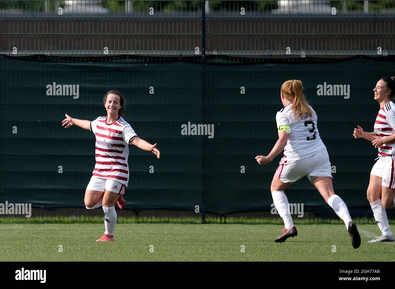 Édimbourg, Royaume-Uni. Le 05septembre 2021. Charlotte Parker-Smith, gardien de but de Hearts (#1), sauve une pénalité de Hannah Scott (Hamilton Academical, #12) mais l'attaquant d'Accies a suivi pour marquer le rebond et obtenir la note finale 1-2 lors du match SWPL1 entre Hearts et Hamilton Academical à Oriam à Édimbourg, en Écosse. Crédit: SPP Sport presse photo. /Alamy Live News Banque D'Images