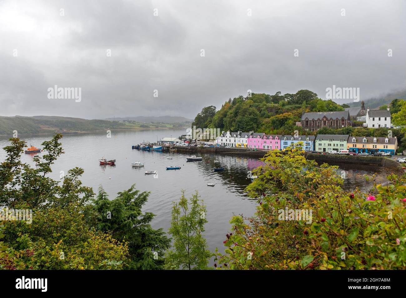 Vue sur le port et les maisons colorées de Portree, en Écosse. Banque D'Images