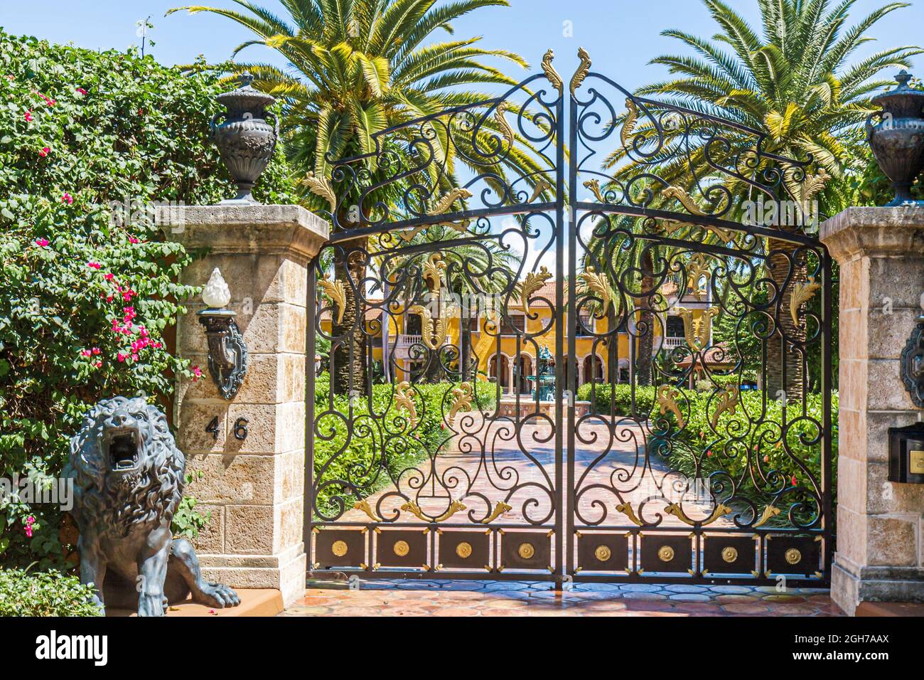 Miami Beach Florida, domaine de Star Island, porte privée entrée de sécurité entrée lion sculpture dorée en fer forgé Banque D'Images Miami Beach Florida, domaine de Star Island, porte privée entrée de sécurité entrée lion sculpture dorée en fer forgé Banque D'Images