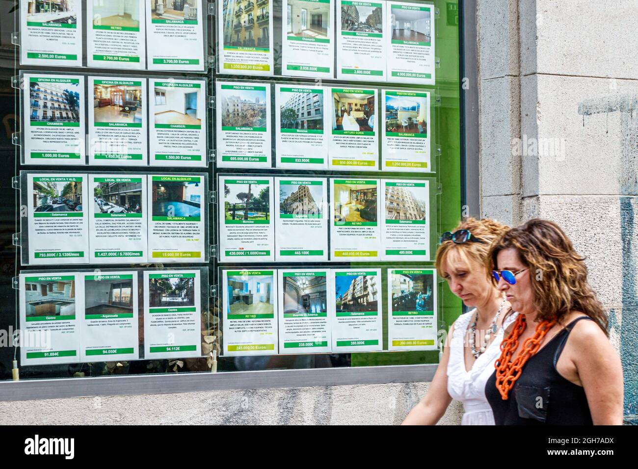 Madrid Espagne,Centro,agent immobilier,afficher appartements condos vente location louer laisser hispanique femmes femme Banque D'Images