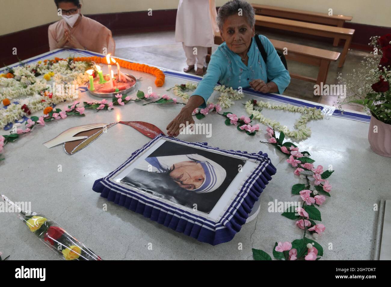 Kolkata, Inde. Le 05septembre 2021. Les dévotés prie le tombeau de mère Teresa pour marquer l'anniversaire de sa mort à Kolkata. La religieuse catholique lauréate du prix Nobel de la paix, qui a passé 45 ans à servir les pauvres, les malades, les orphelins et les mourants, est décédée à Kolkata ce jour-là, en 1997, à l'âge de 87 ans. (Photo de Dipa Chakraborty/Pacific Press) crédit: Pacific Press Media production Corp./Alay Live News Banque D'Images