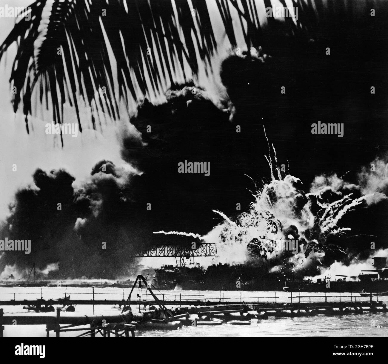L'USS Shaw explose après que son magazine avant a été détoné par le feu qui fait rage pendant l'attaque surprise japonaise sur Pearl Harbor le 7 décembre 1941. Banque D'Images