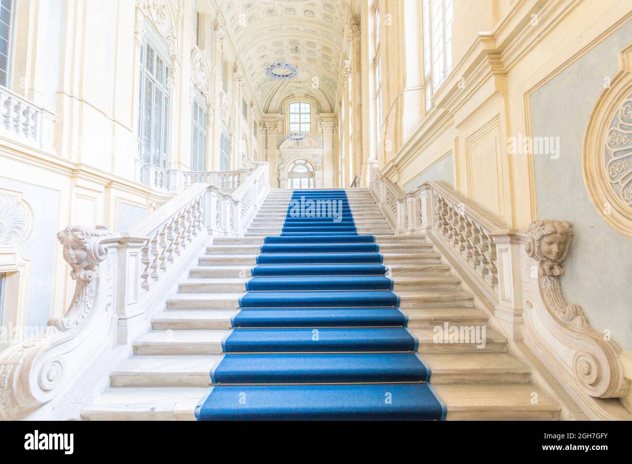 TURIN, ITALIE - VERS JUIN 2021 : le plus bel escalier baroque d'Europe situé dans le Palais Madama (Palazzo Madama). Intérieur avec marbre de luxe Banque D'Images