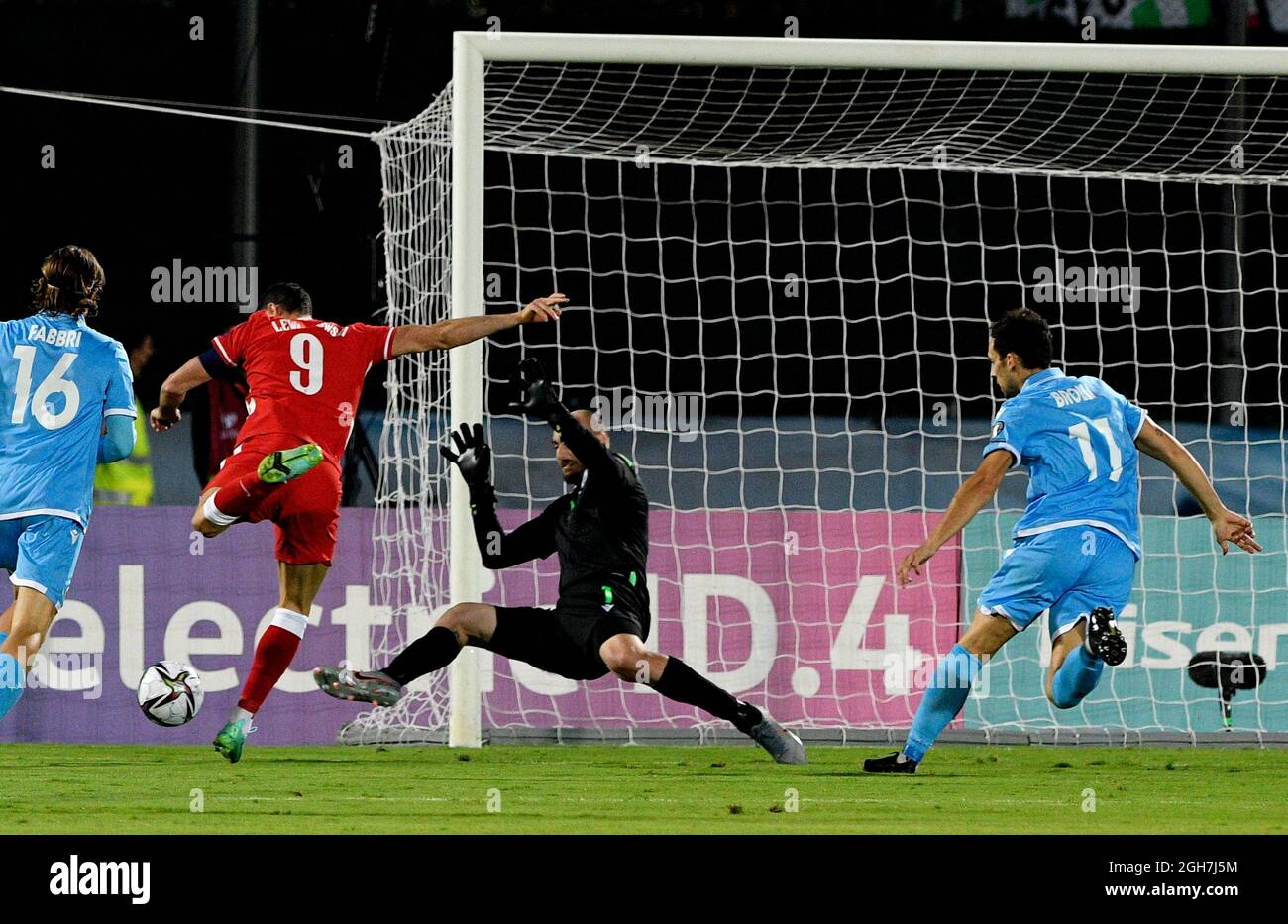 SAINT-MARIN, SAN MARINO - SEPTEMBRE 05 : Robert Lewandowski de Pologne marque son but d'ouverture, lors du match de qualification de la coupe du monde de la FIFA 2022 entre Saint-Marin et la Pologne au stade de Saint-Marin le 5 septembre 2021 à Saint-Marin, . (Photo par MB Media) Banque D'Images