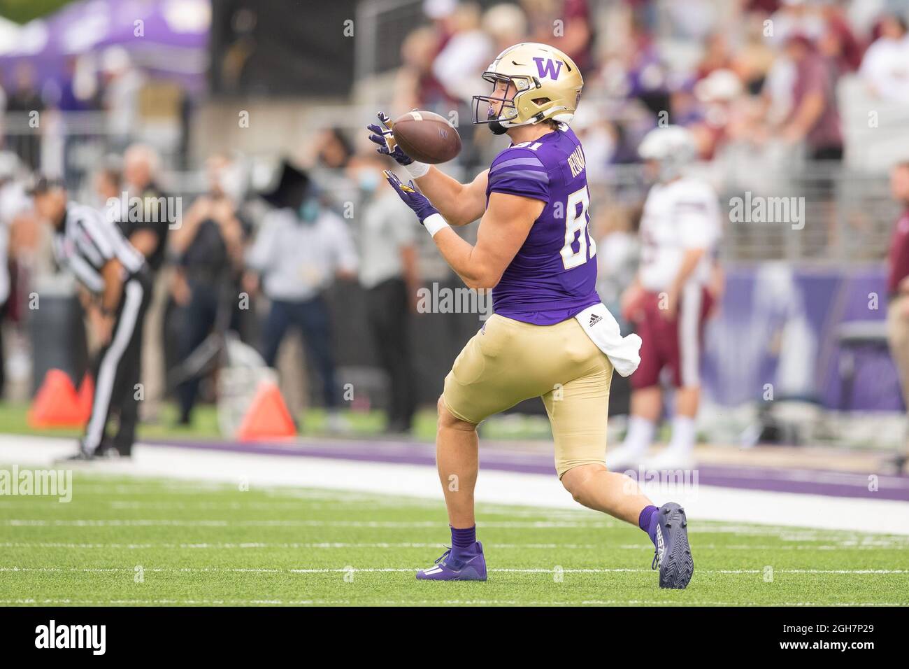 Washington Huskies Tight End Mark Redman (81) attrape le ballon pendant les échauffements d'un match de football universitaire NCAA entre les Huskies de Washington et le Banque D'Images