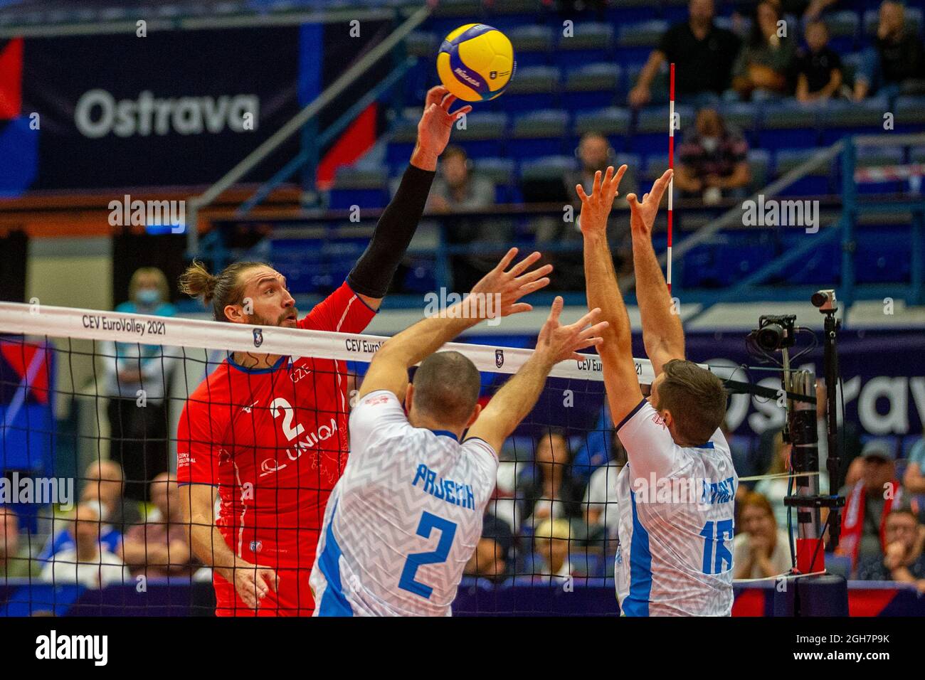 Ostrava, République tchèque. 03ème septembre 2021. L-R Jan Hadrava (CZE), Alen Pajenk et Gregor Ropret (tous deux SLO) en action pendant le Championnat d'Europe de Volleyball masculin 2021 (CEV EuroVolley), B jeu de groupe: République Tchèque contre Slovénie, le 3 septembre 2021, à Ostrava, République Tchèque. Crédit : Vladimir Prycek/CTK photo/Alay Live News Banque D'Images