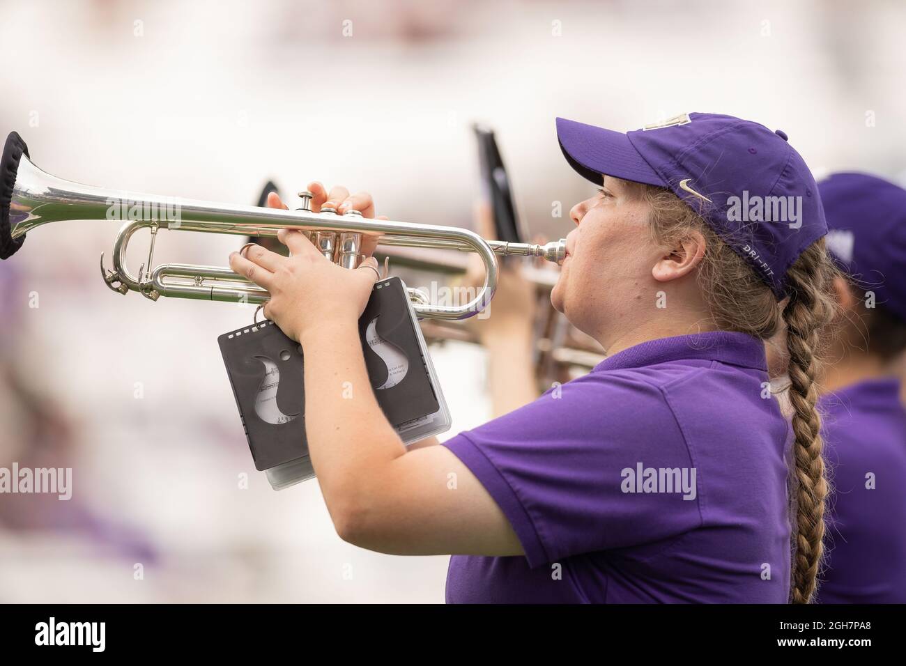 Washington Huskies défilant sur le terrain avant un match de football universitaire NCAA entre les Washington Huskies et les Montana Grizzlies, Saturda Banque D'Images