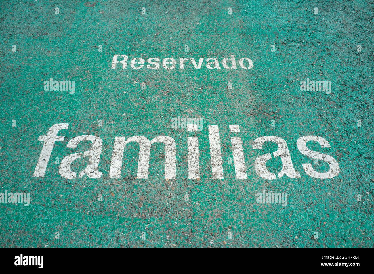 Signal d'étage indiquant le stationnement prioritaire pour les familles. Mise au point sélective Banque D'Images