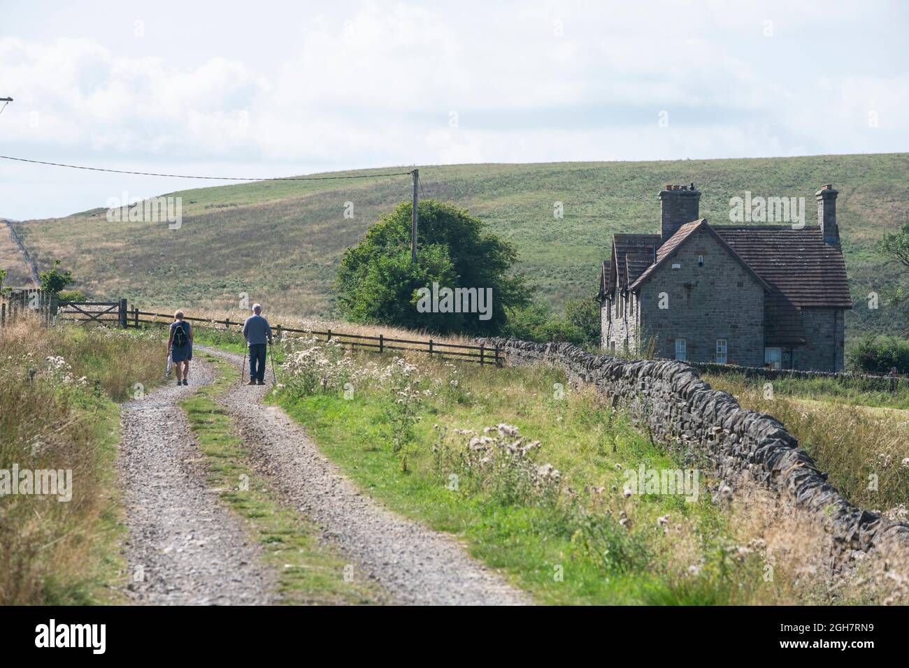 Dame et homme âgé marchant à Geltsdale, Cumbria près de Stagsyke Cottages Banque D'Images