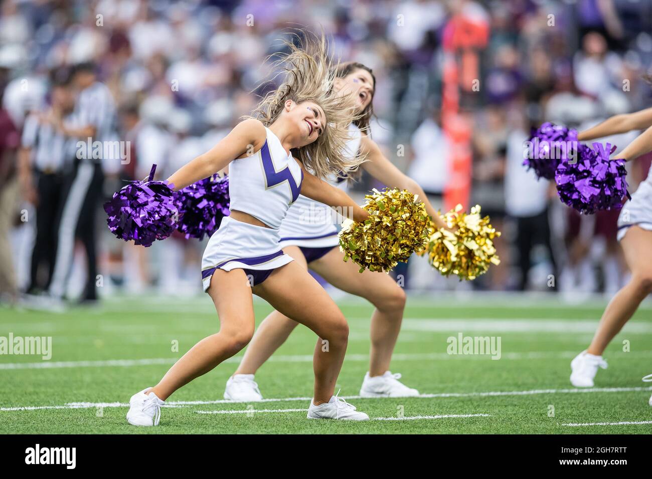 Les cheerleaders de Washington Huskies se préforment sur le terrain pendant le deuxième quart d'un match de football universitaire de la NCAA entre les Washington Huskies et Banque D'Images