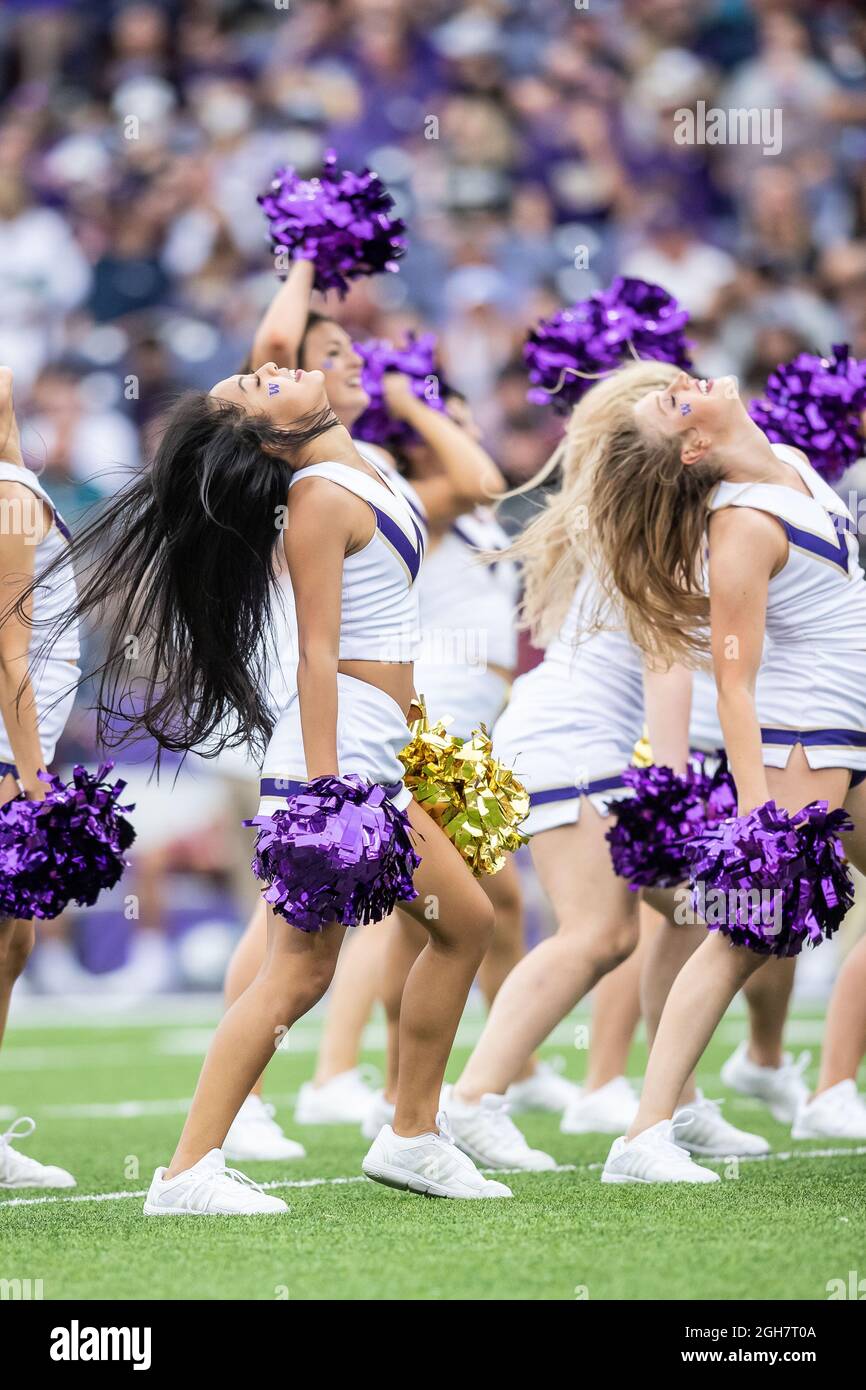 Les cheerleaders de Washington Huskies se préforment sur le terrain pendant le deuxième quart d'un match de football universitaire de la NCAA entre les Washington Huskies et Banque D'Images