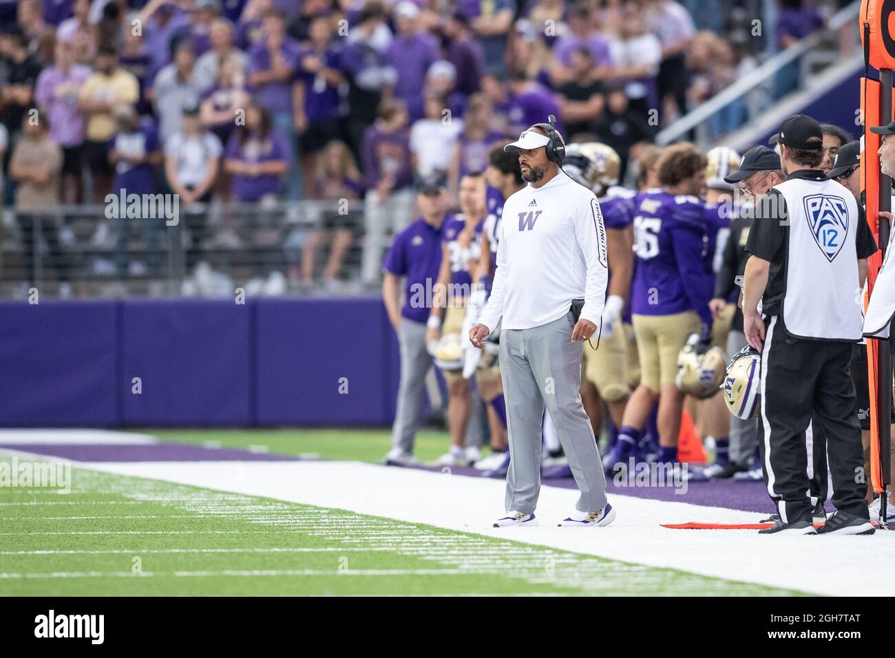 Jimmy Lake, entraîneur-chef de Washington Huskies, joue sur la touche pendant le troisième trimestre d'un match de football universitaire de la NCAA contre les Grizzlies du Montana, Banque D'Images