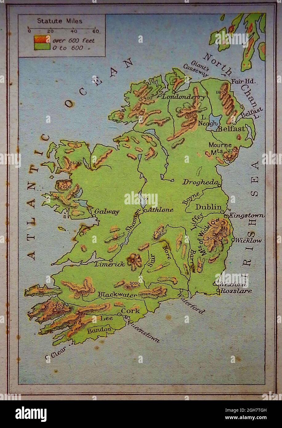 Une carte de 1914 (première Guerre mondiale) d'Irlande (physique) montrant la ville principale et les rivières, les collines, les montagnes et les distances en miles terrestres. Banque D'Images