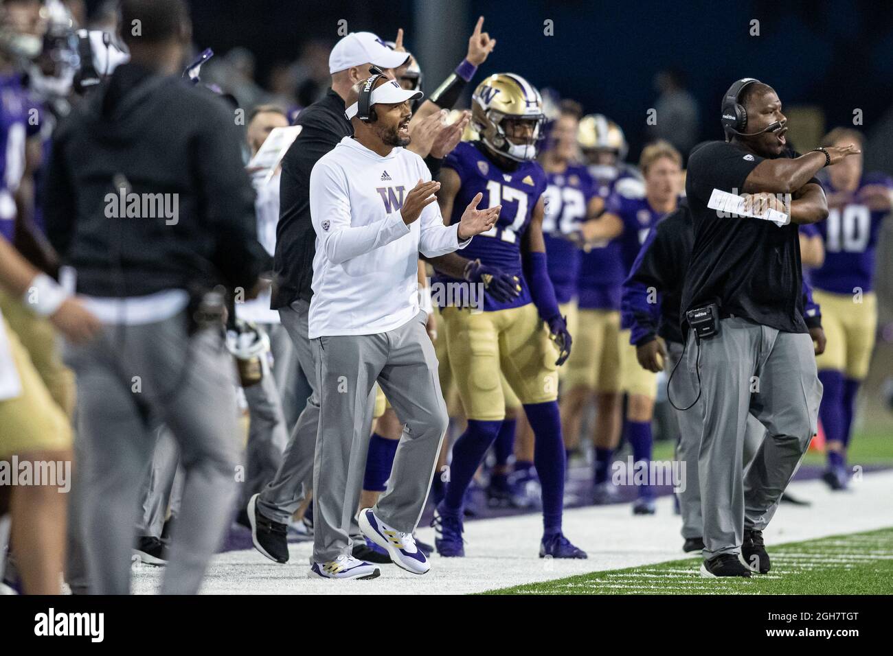 Jimmy Lake, entraîneur-chef de Washington Huskies, réagit à un objectif de terrain manqué au Montana au cours du quatrième trimestre d'un match de football universitaire de la NCAA, samedi se Banque D'Images