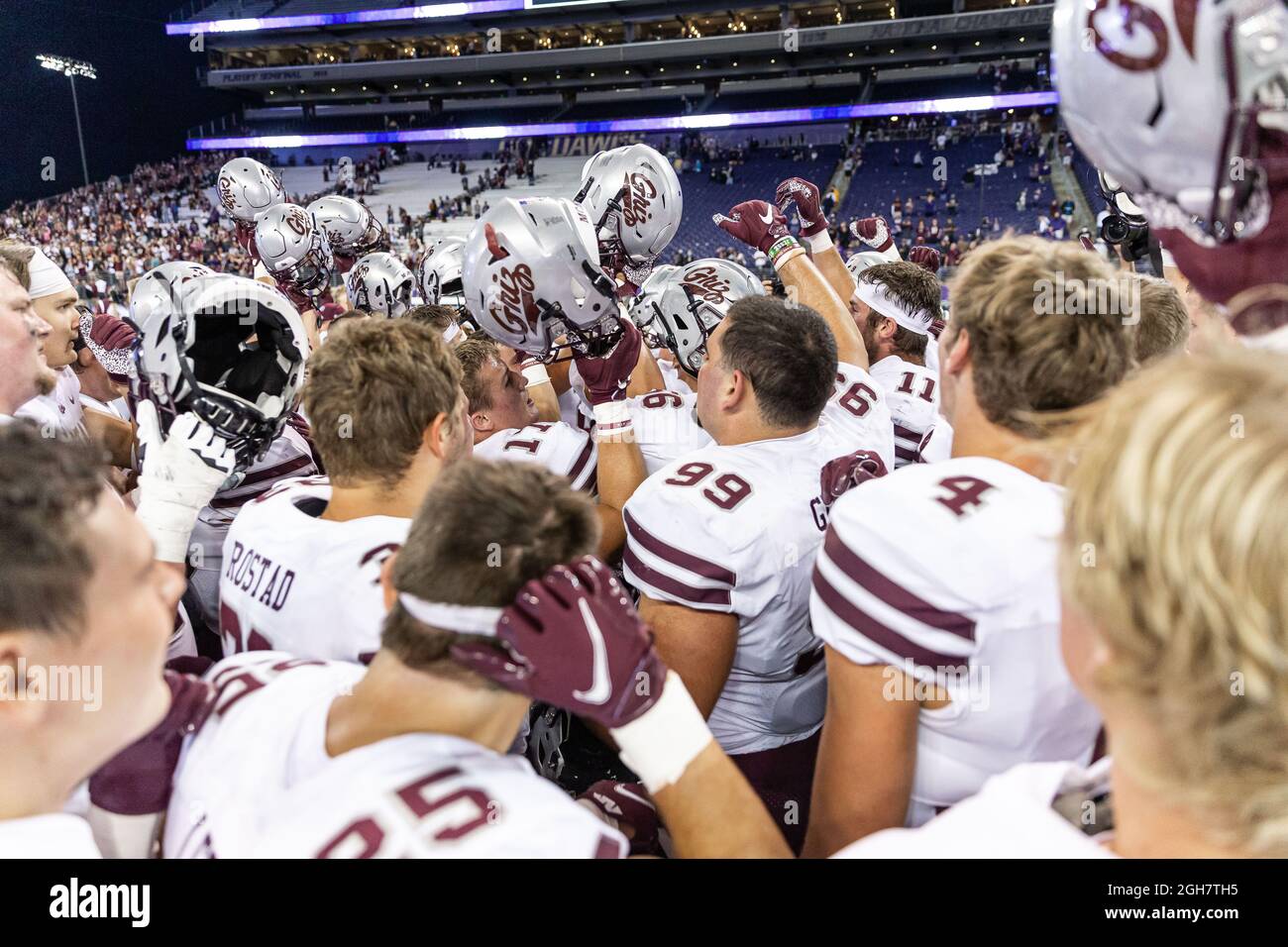 Les Grizzlies du Montana célèbrent leur victoire bouleversante sur le classement des Huskies de Washington #20 après le quatrième quart d'un match de football universitaire de la NCAA, Satu Banque D'Images