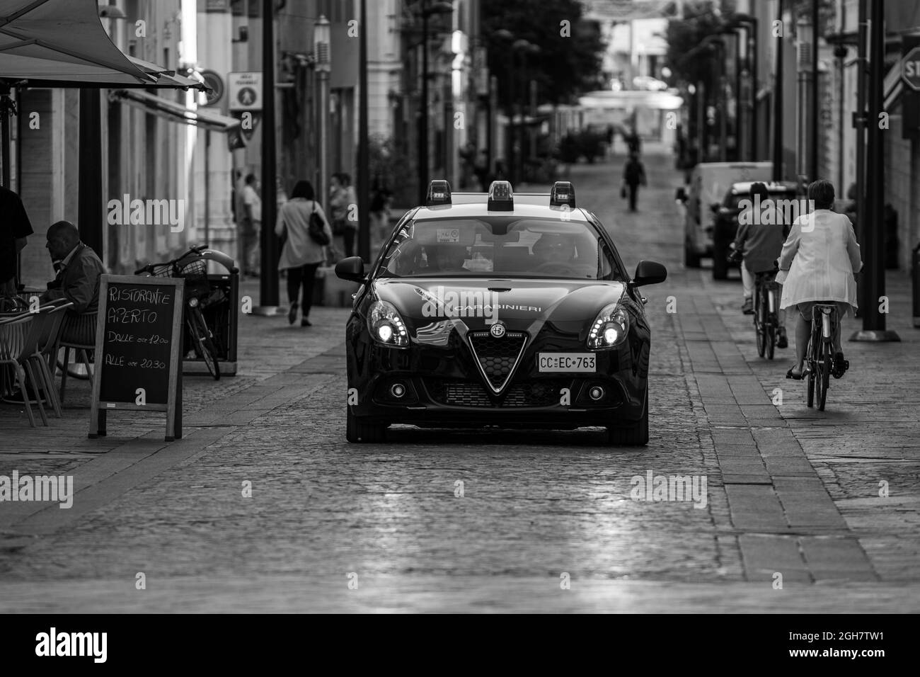 terni, italie septembre 06 2021:carabinieri voiture qui longe une rue dans le centre-ville Banque D'Images
