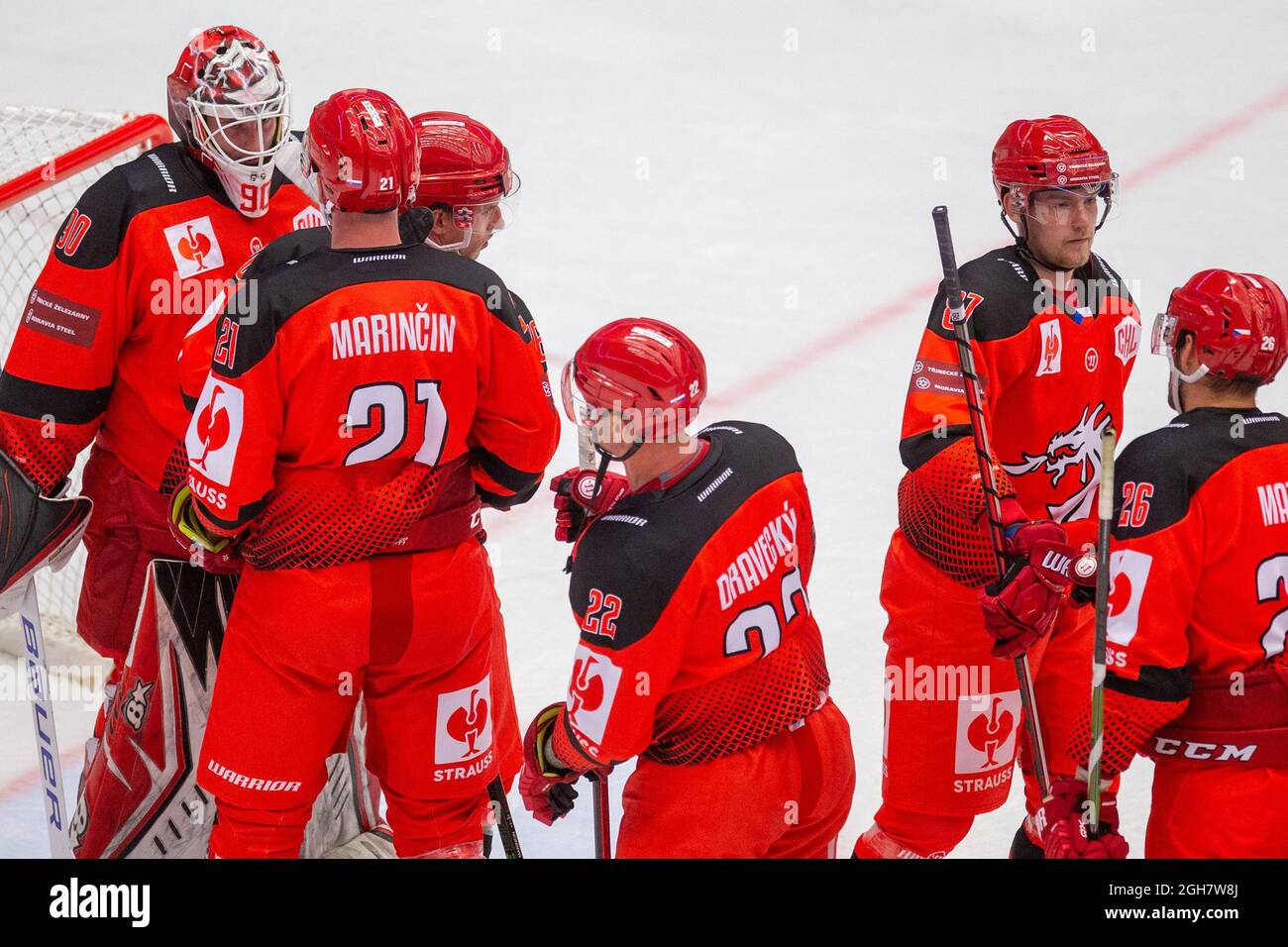 Trinec, République tchèque. 04e septembre 2021. Les joueurs de Trinec sont vus après la Ligue de hockey des champions (CHL), un tournoi européen de hockey sur glace, match HC Ocelari Trinec (Tchèque) contre Leksands IF (Suède), le 4 septembre 2021, à Trinec, République Tchèque. Crédit : Vladimir Prycek/CTK photo/Alay Live News Banque D'Images