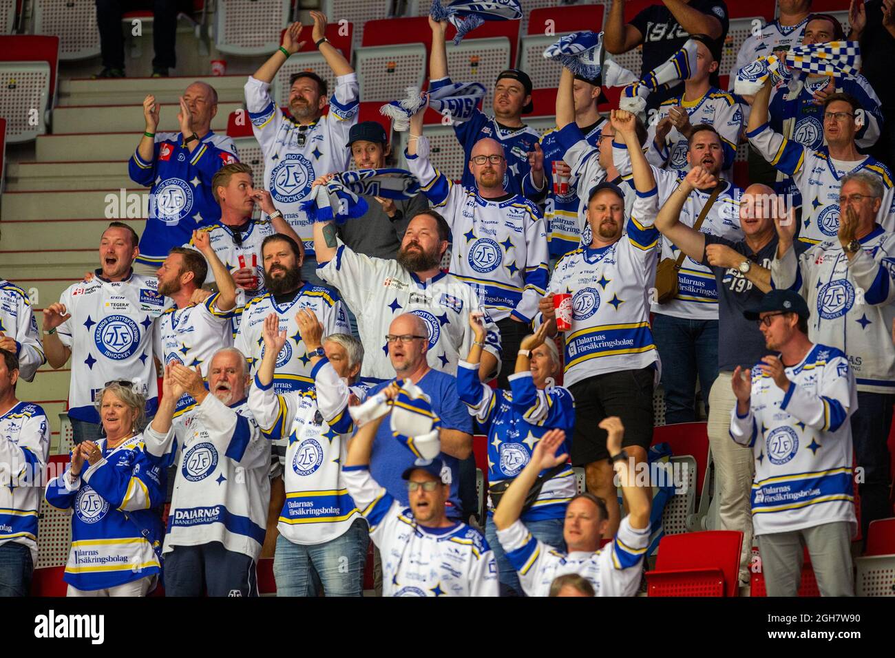 Trinec, République tchèque. 04e septembre 2021. Leksands SI les fans sont vus pendant la Ligue de hockey des Champions (CHL), un tournoi de hockey sur glace européen, match HC Ocelari Trinec (Tchèque) contre Leksands IF (Suède), le 4 septembre 2021, à Trinec, République Tchèque. Crédit : Vladimir Prycek/CTK photo/Alay Live News Banque D'Images