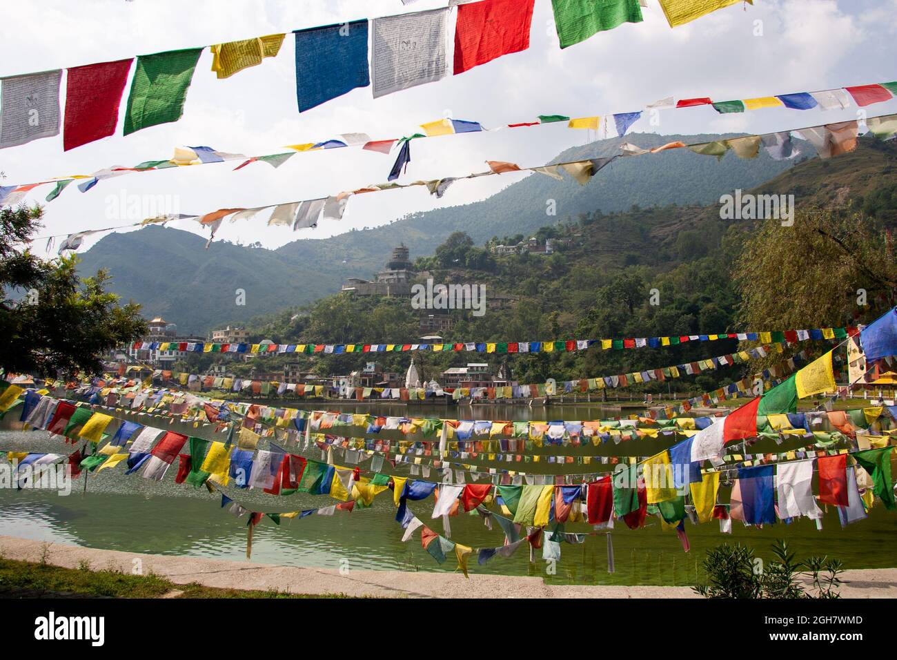 Drapeaux de prière bouddhistes agitant sur les rives du fleuve Beas à Manali, Himachal Pradesh, Inde Banque D'Images