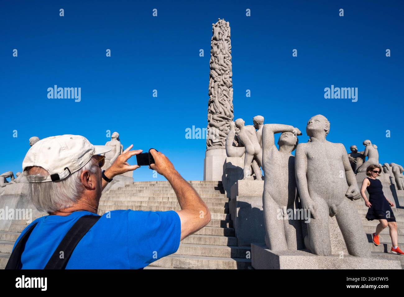 Tourisme Prendre Des Photos De La Colonne Monolithe Par Le Sculpteur ...