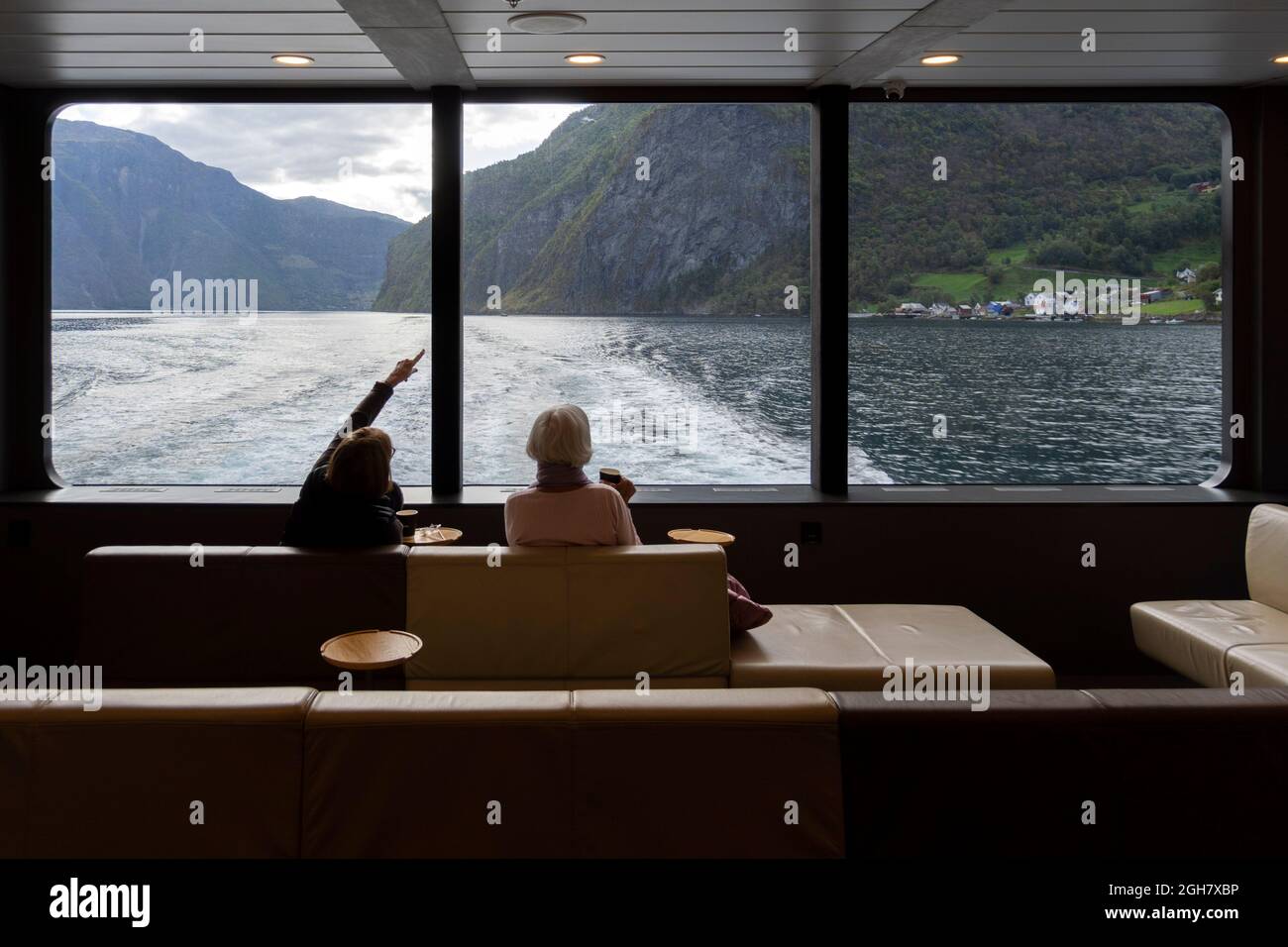 Les touristes apprécient la vue sur les fjords de l'intérieur de l'avenir du navire touristique Fjords en Norvège, Europe Banque D'Images