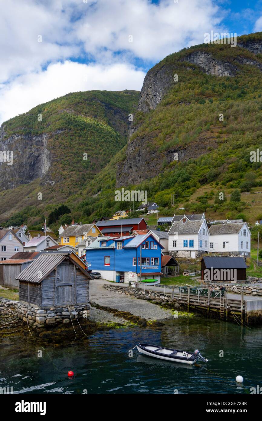 Village d'Undredal le long de l'Aurlandsfjorden en Norvège, en Europe Banque D'Images