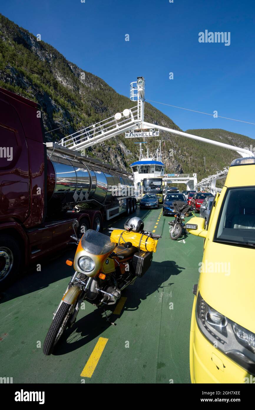 Véhicules garés sur le pont du ferry reliant Mannheller à Fodnes en Norvège, en Europe Banque D'Images