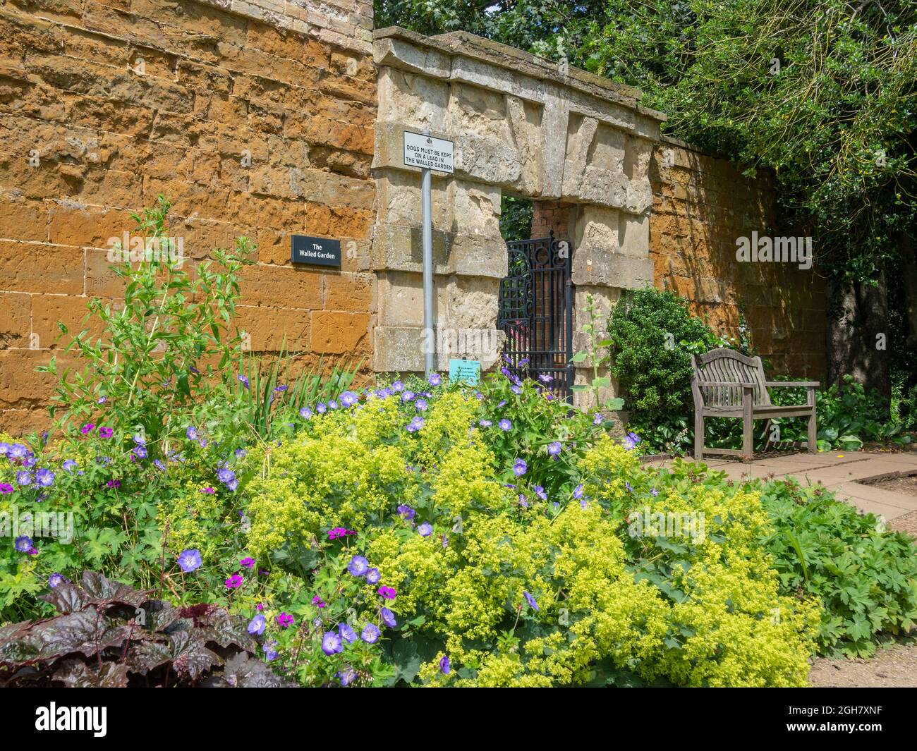 Entrée au jardin clos, à l'abbaye de Delapre, le jour ensoleillé de l'été : Northampton, Royaume-Uni Banque D'Images