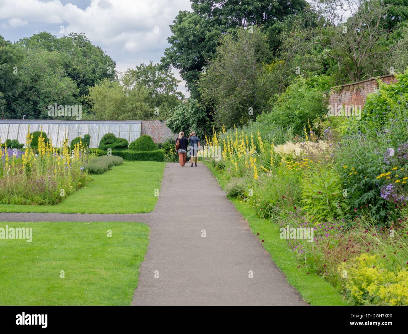 Le jardin clos, Delapre Abbey, on a sunny Summer 's day : Northampton, Royaume-Uni Banque D'Images