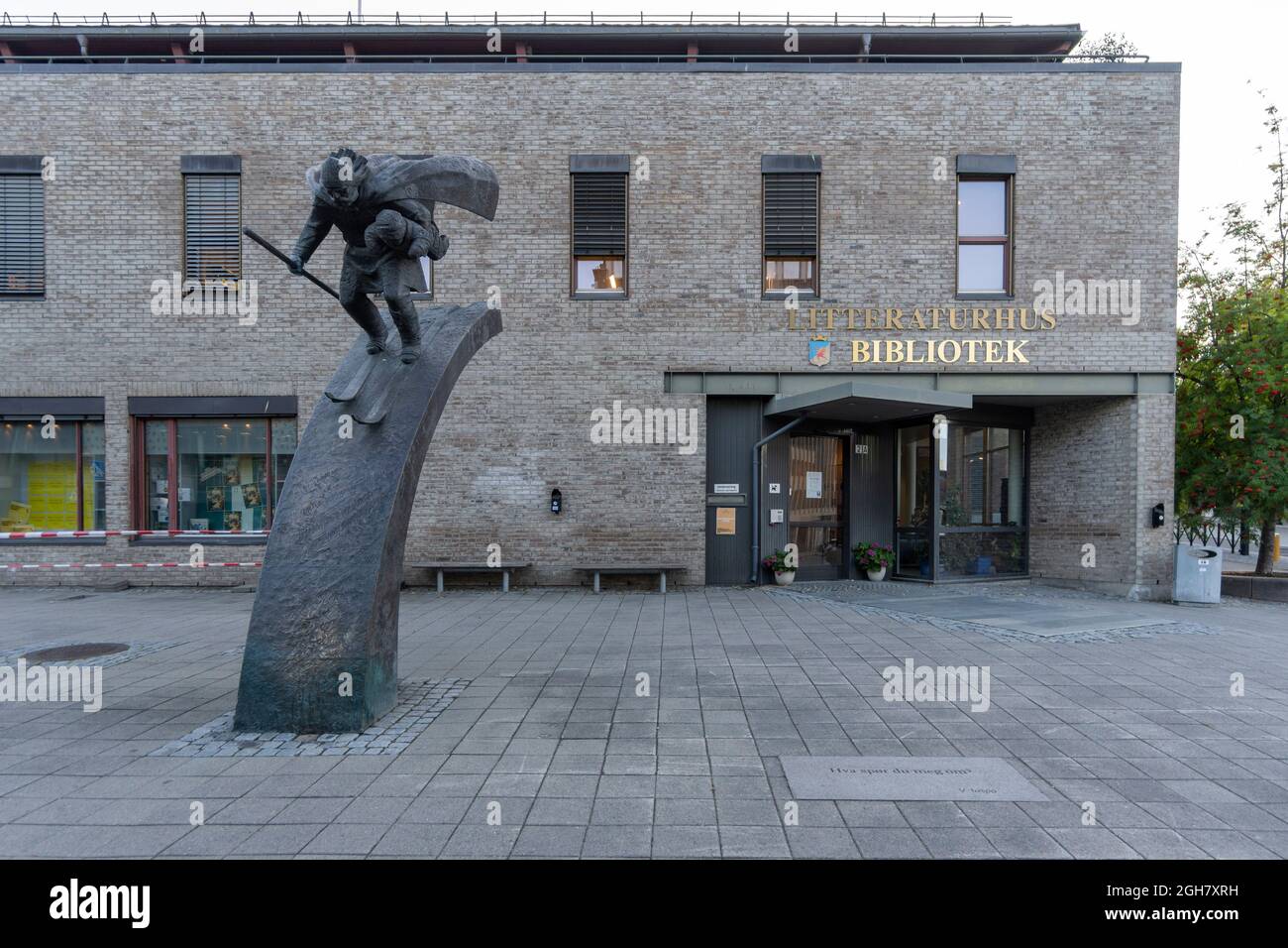 Sculpture en bronze d'un guerrier Birkebeiner sauvant le prince Haakon  Haakonsson en voie de disparition devant la bibliothèque publique de  Lillehammer, en Norvège Photo Stock - Alamy