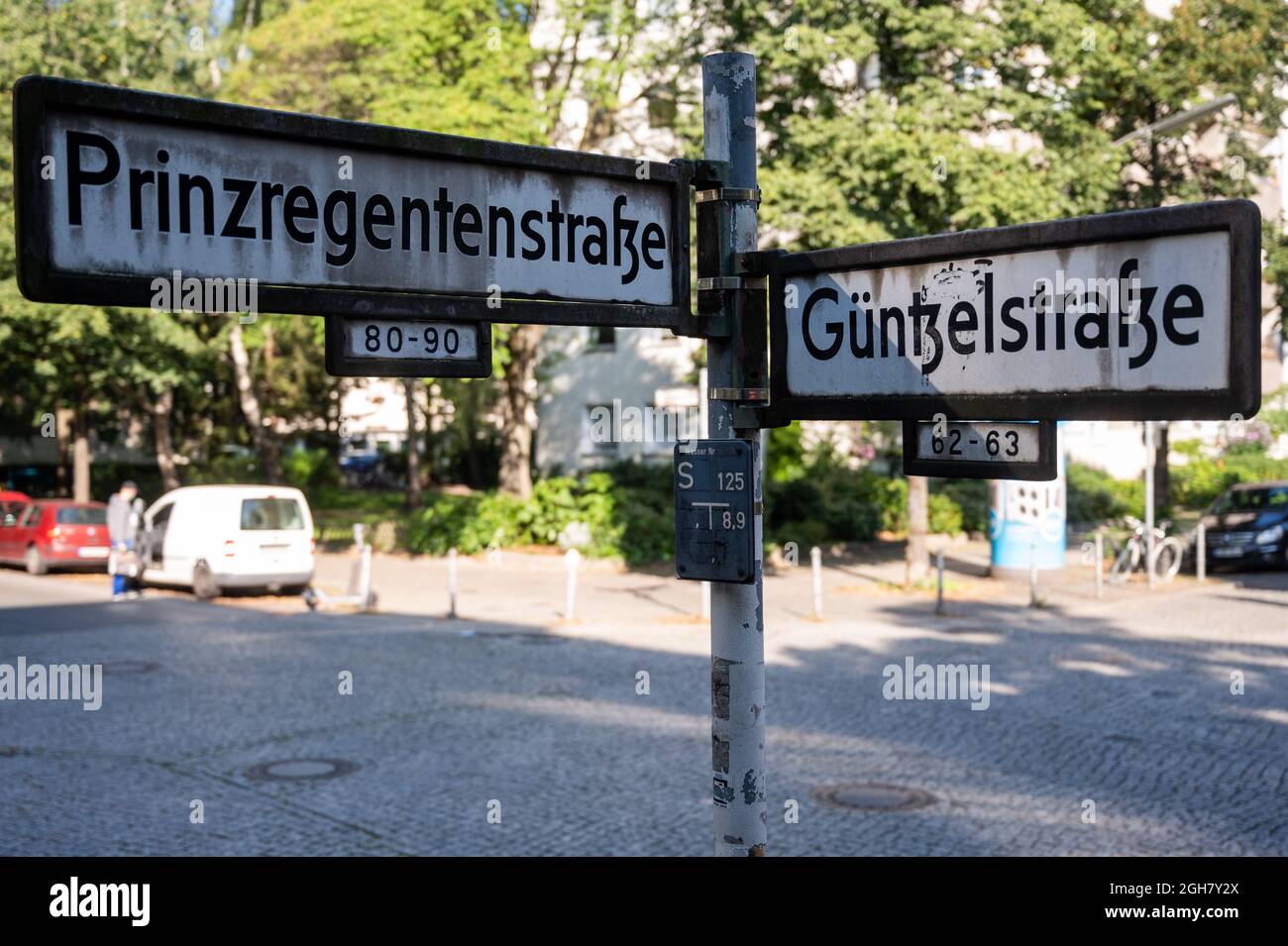 Berlin, Allemagne. 06e septembre 2021. Un panneau indique Prinzregenstraße/Güntzelstraße. Un homme aurait mortellement blessé une femme de 58 ans dans un parc berlinois en la poignardant dans le cou. Credit: Christophe bateau/dpa/Alay Live News Banque D'Images
