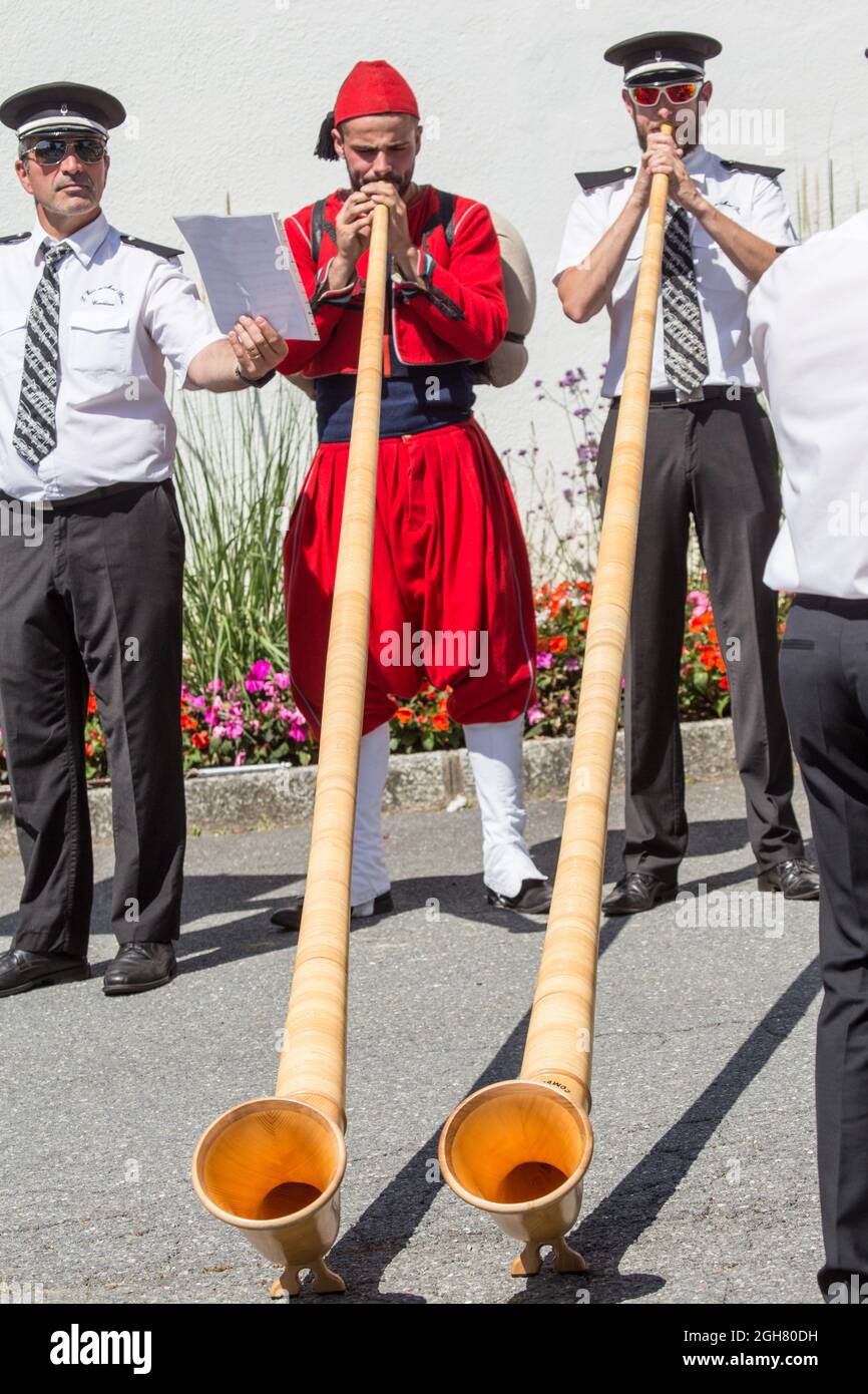 Festival de la Miaou à Combloux :Festival de la Miaou à Combloux : Zouave jouant de la corne alpine Banque D'Images