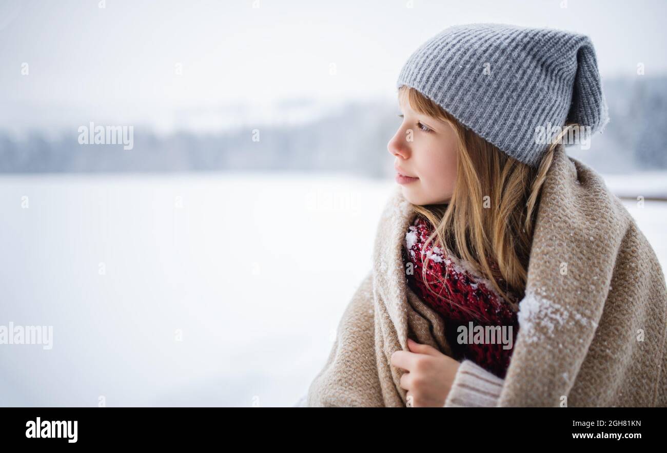 Portrait de la jeune fille à l'extérieur dans la nature d'hiver, l'espace de copie. Banque D'Images