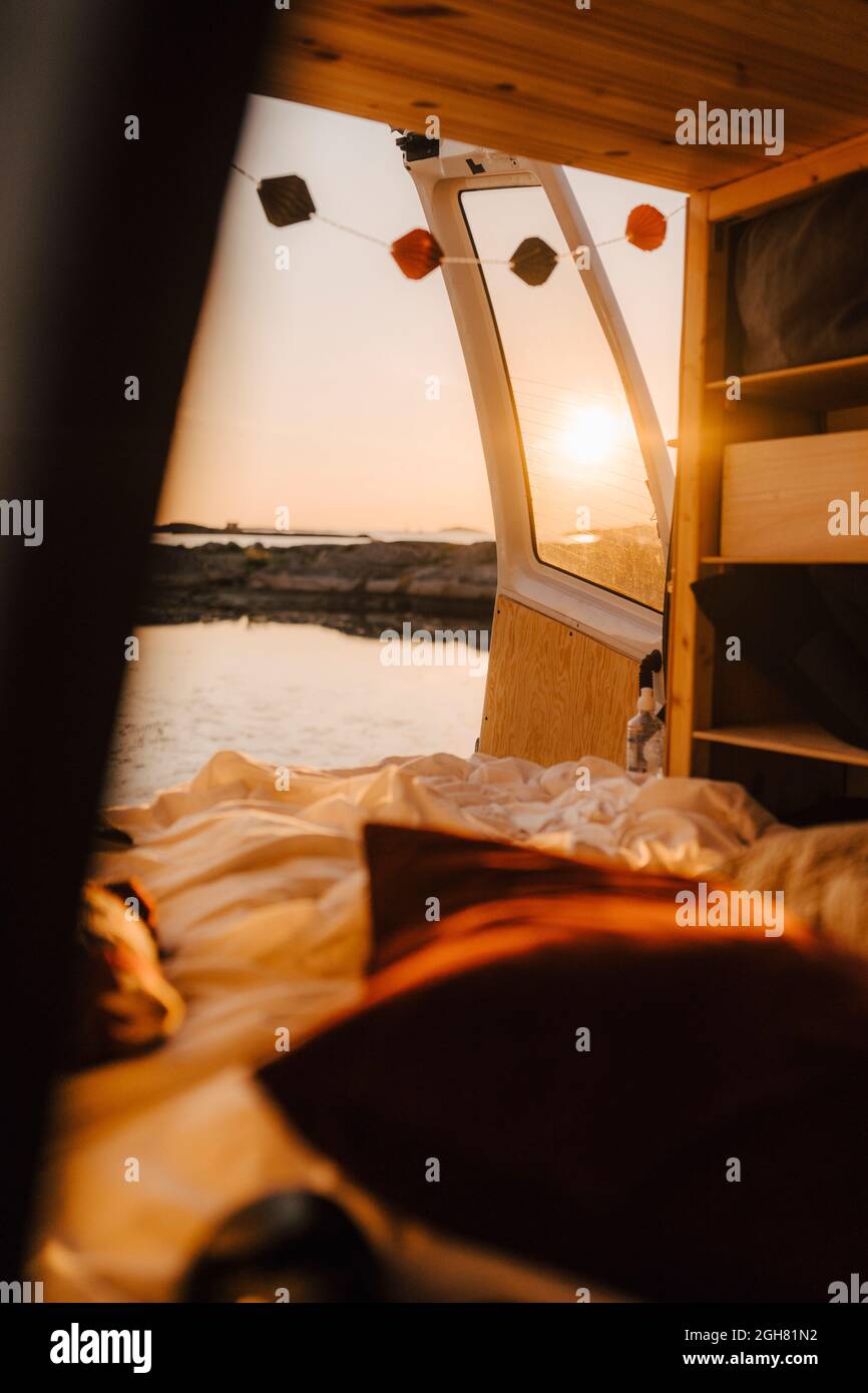 Intérieur de la maison de moteur au bord du lac pendant le coucher du soleil Banque D'Images