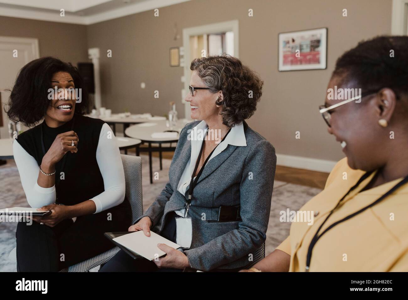 Des collègues de sexe féminin qui discutent au siège social Banque D'Images