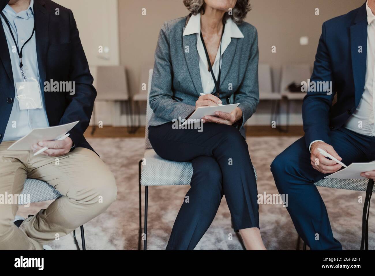 Section médiane de collègues hommes et femmes au siège social Banque D'Images