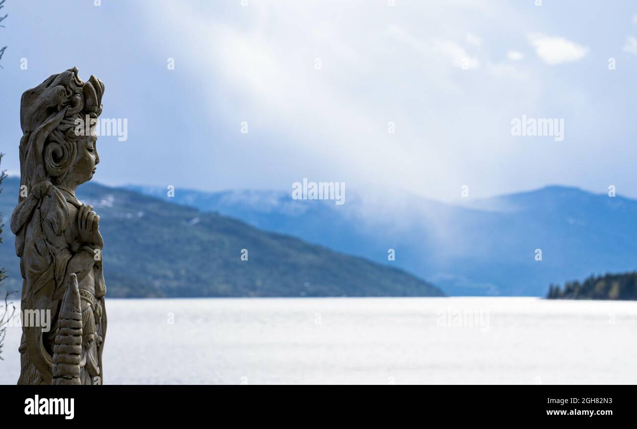 Gros plan d'une statue de la Déesse sur un fond de collines Banque D'Images