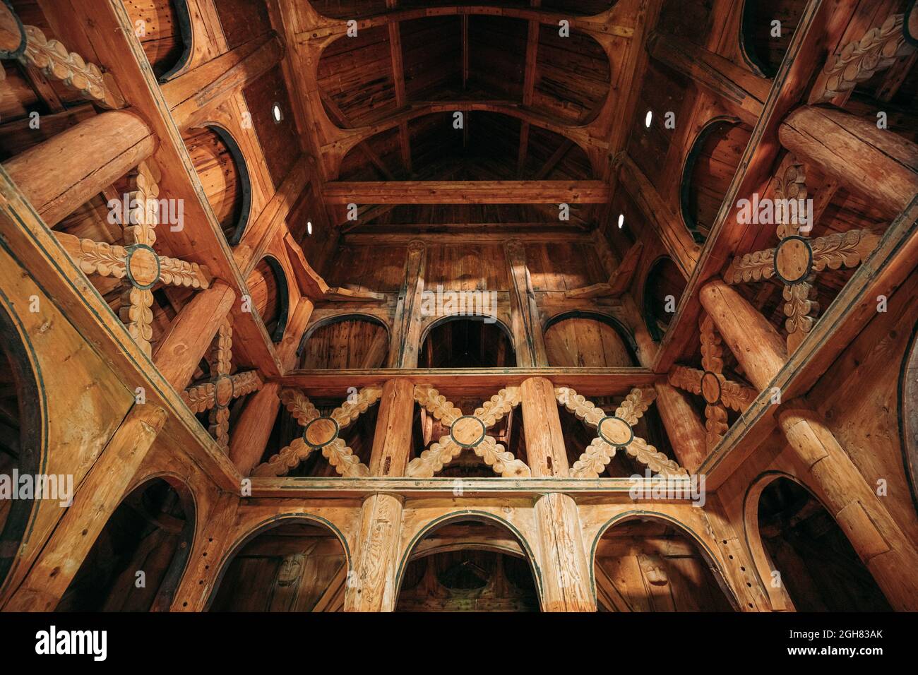 Borgund, Norvège. Intérieur du célèbre site en bois norvégien Stavkirke. Ancienne église triple Nave Stave en bois Banque D'Images