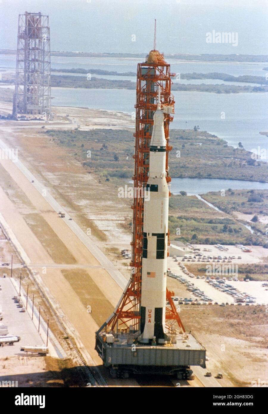 (11 mars 1969) --- vue aérienne du complexe de lancement 39, Kennedy Space Center, montrant un gros plan du véhicule spatial Apollo 10 de 363 pieds de haut (vaisseau spatial 106/Lunar module 4/Saturn 505) en route vers Pad B. la pile Saturn V et sa tour de lancement mobile sont au sommet d'un immense véhicule à chenilles. Le vol Apollo 10 est prévu comme une mission en orbite lunaire. L'équipage de l'Apollo 10 sera composé des astronautes Thomas P. Stafford, commandant; John W. Young, pilote du module de commandement; et Eugene A. Cernan, pilote du module lunaire. Banque D'Images