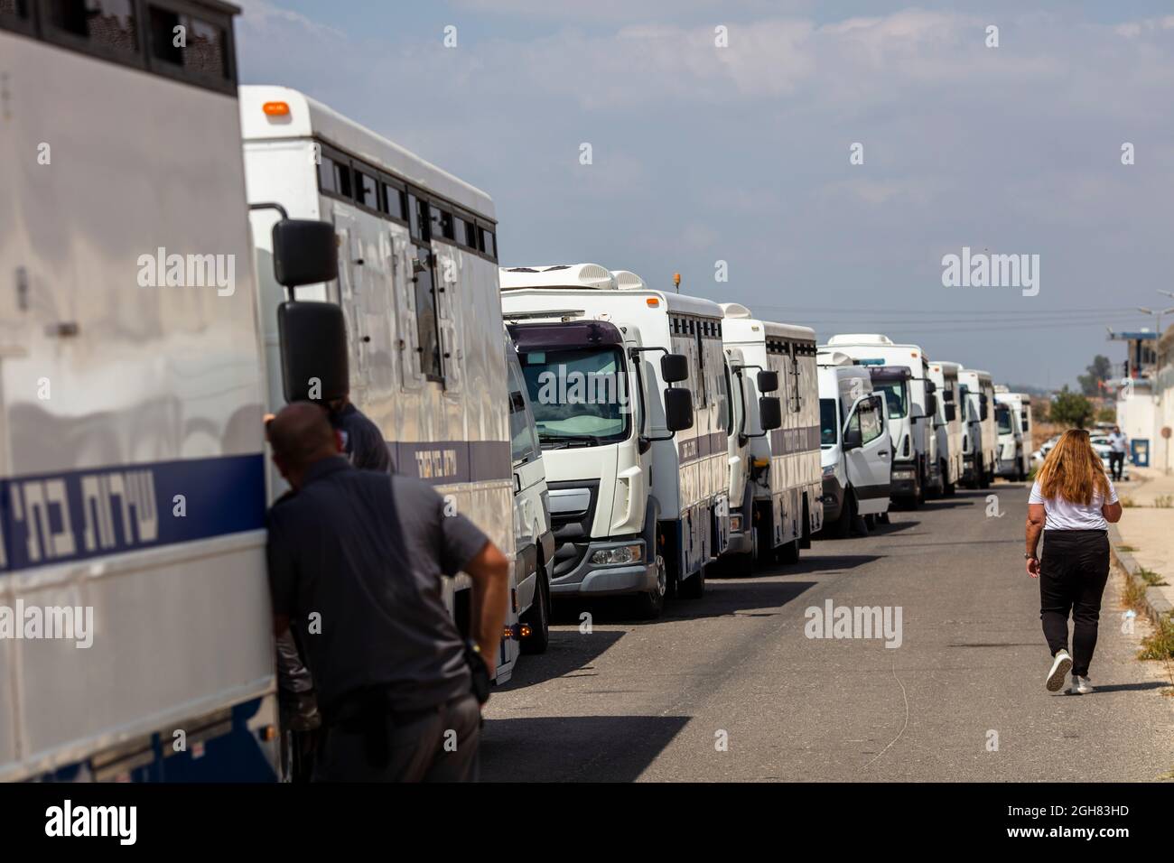 Gilboa, Israël. 06e septembre 2021. Les bus de sécurité de prison attendent de récupérer et de transférer le prisonnier de la prison de Gilboa, la prison israélienne la plus sécurisée, après la fuite de six Palestiniens. Selon les autorités, cinq des fugitifs appartiennent au mouvement Jihad islamique et l'un est un ancien commandant d'un groupe armé affilié au parti dominant du Fatah. Crédit : Ilia Yefimovich/dpa/Alay Live News Banque D'Images