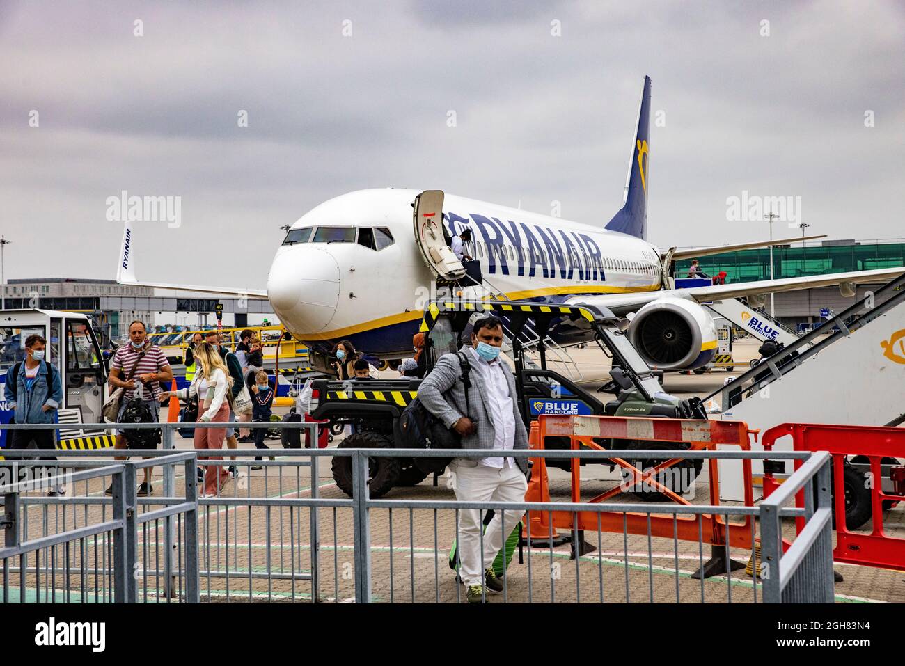 Un Boeing 737-800 sur le tarmac à l'aéroport de Stansted en provenance de Venise. Les passagers débarquent à l'arrivée. L'Italie figure sur la liste des pays de l'Ambre. Banque D'Images