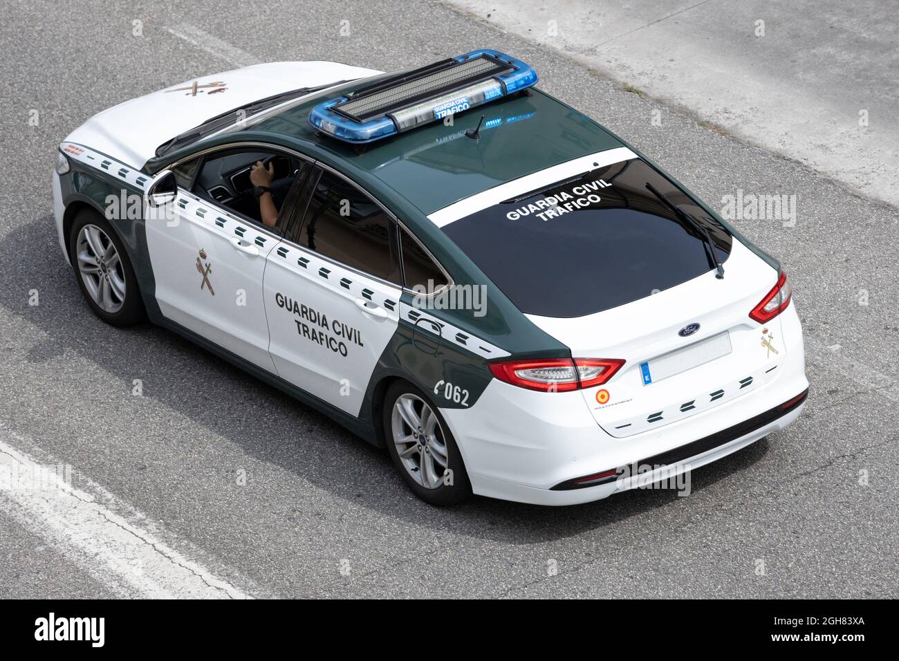 Galice, Espagne; 6 septembre 2021: Voiture civile Guardia sur la route. Surveillance de la circulation policière Banque D'Images