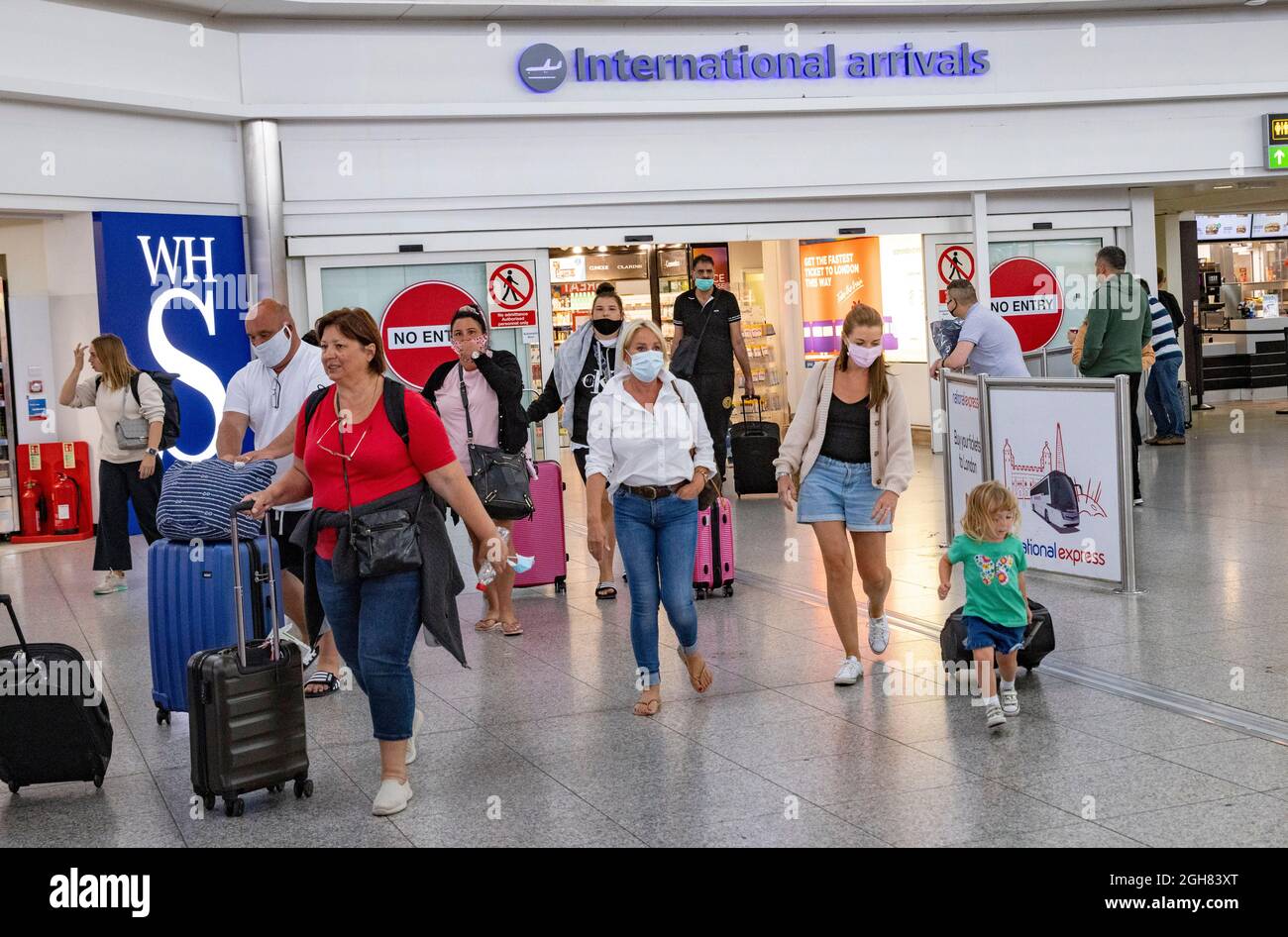 Arrivées internationales depuis l'Italie à l'aéroport de Stansted. Les passagers arrivant des pays de la liste orange doivent fournir un test et un formulaire de localisation de passager Banque D'Images