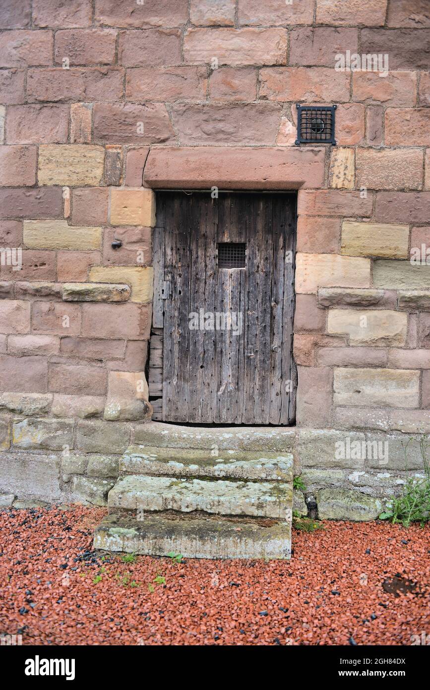 Porte de la tour de l'église paroissiale de Ladykirk (notre Dame du Steill), Berwickshire, frontières écossaises Banque D'Images