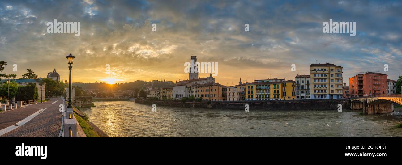 Vérone Italie, panorama au lever du soleil sur la ville à l'Adige et la cathédrale de Vérone Banque D'Images