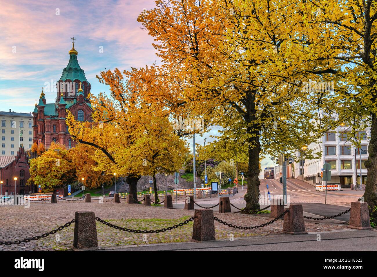Helsinki Finlande, ville à la cathédrale d'Uspenski avec saison des feuillages d'automne Banque D'Images