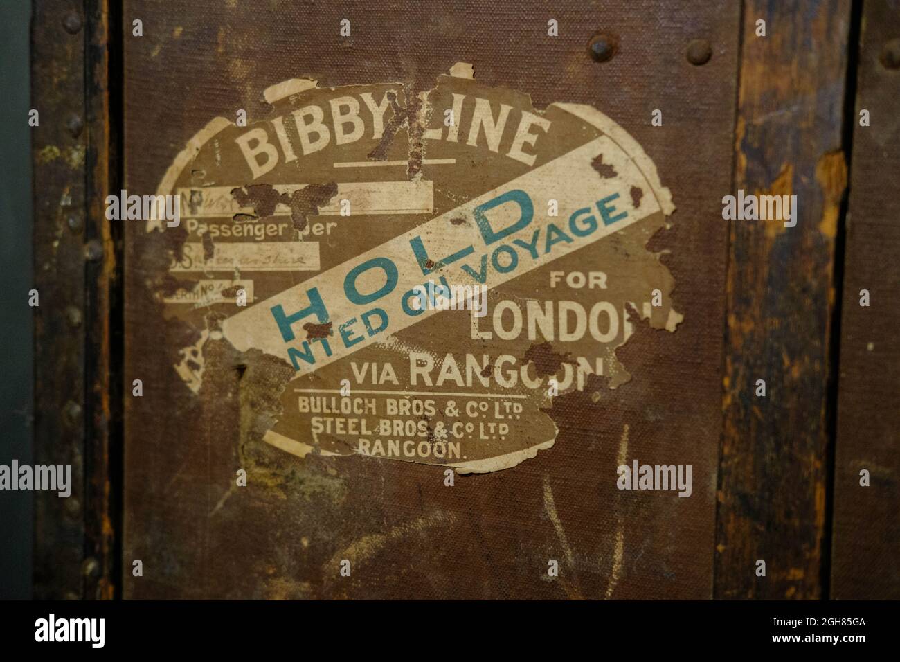 Autocollant vintage Bibby Line sur un coffre de voyage pour Londres à Rangoon voyage Banque D'Images